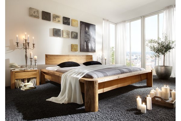 Bett, Holzbettrahmen, Bettgestell, Kissen, Dekoration